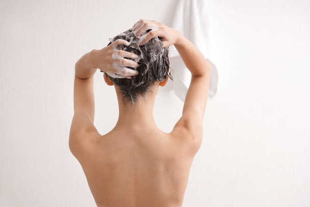 若い女性の浴室で髪を洗う - 写真・画像