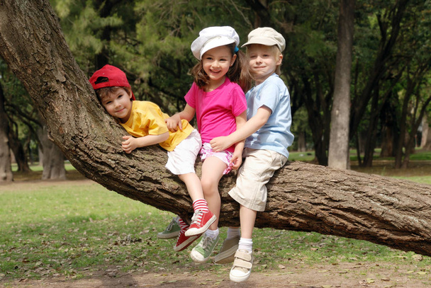 愛らしい小さな子供たちは公園で一緒に時間を過ごす - 写真・画像