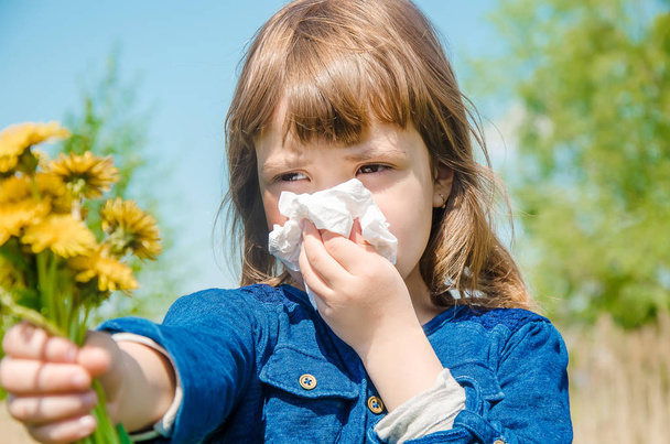 Allergia stagionale in un bambino. Coryza. Focus selettivo
. - Foto, immagini