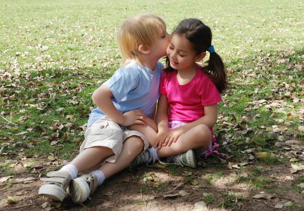 adorabili bambini che trascorrono del tempo insieme nel parco
 - Foto, immagini