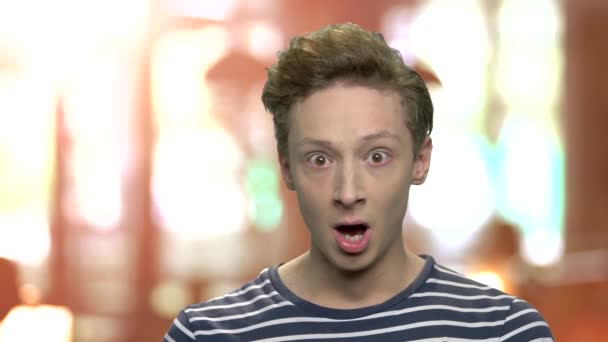 Close-up tiener jongen met geschokte expressie. - Video