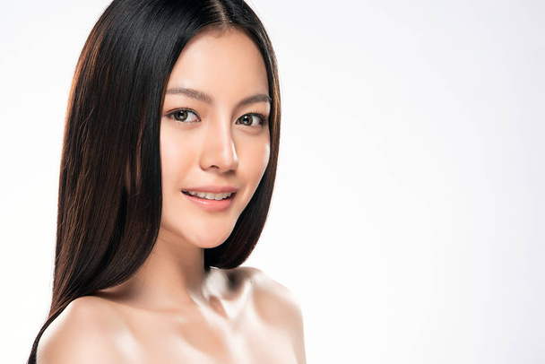 Hermosa joven asiática mujer con limpia piel fresca - Foto, imagen