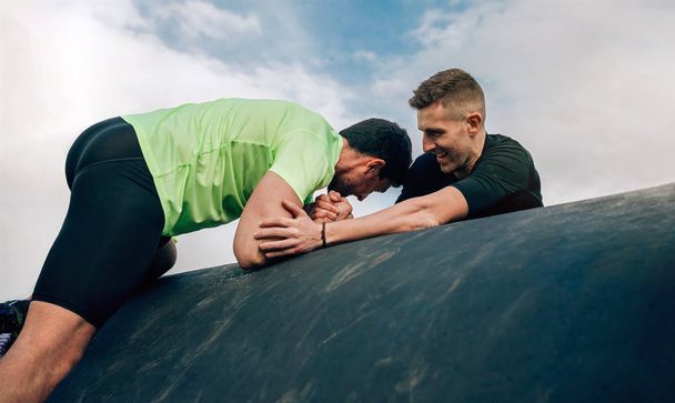 Bir engel ders davul tırmanma erkeklerde - Fotoğraf, Görsel