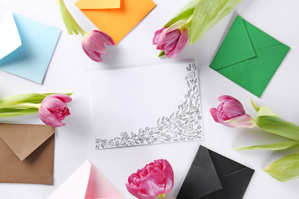Открытка с конвертами и тюльпанами на белом фоне
 - Фото, изображение