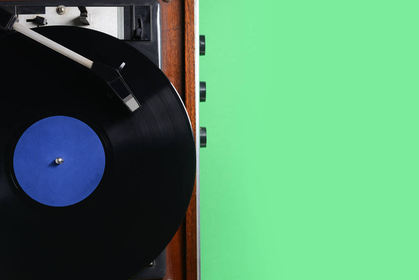 色の背景上のビニール ディスク レコード プレーヤー - 写真・画像