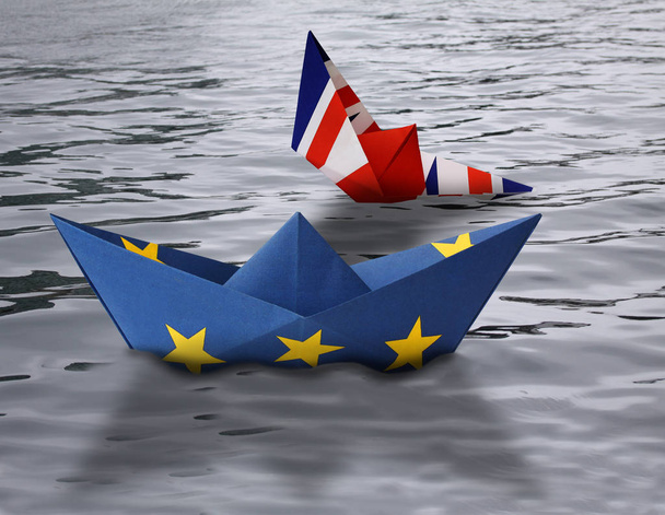 Avrupa Birliği yapılan kağıt gemiler ve İngiltere ve Avrupa Birliği Brexit sonra gösterilen - İngiliz gemi batıyor - su kavramı içinde İngiliz bayrakları yan yana yelken yan - Fotoğraf, Görsel