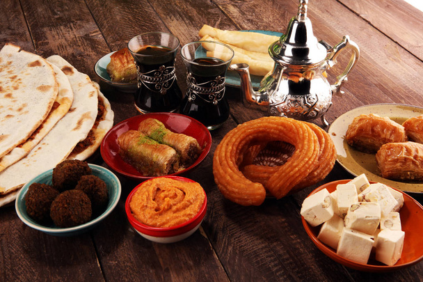 Midden-Oosten of Arabische gerechten en diverse meze, concrete roest - Foto, afbeelding