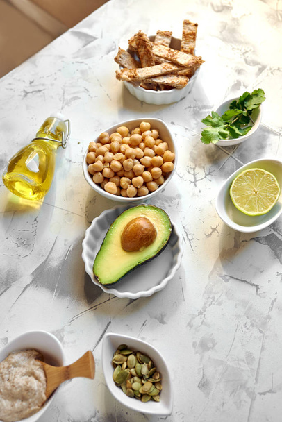 Авокадо Хумус, ингредиенты рецепта. Блюдо на основе гороха и
  - Фото, изображение