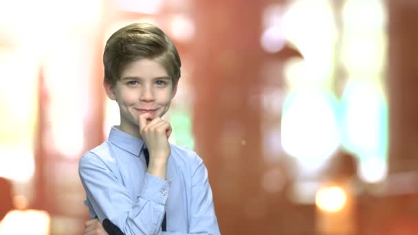 Mosolygó kaukázusi gyerek fiú portréja. - Felvétel, videó