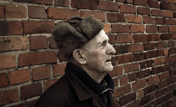 old man against the background of a brick wall - Photo, Image