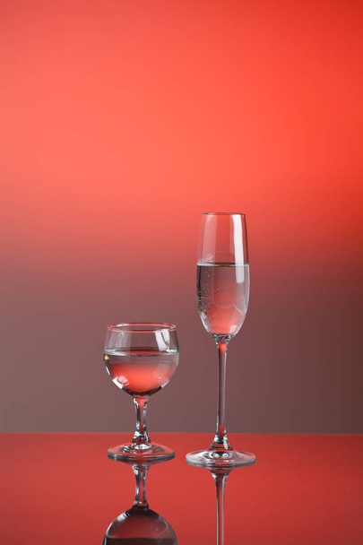 close-up view of glasses with drinks on red background - Foto, immagini