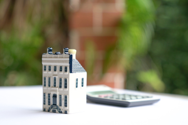 Vivienda con calculadora, concepto para bienes raíces
 - Foto, Imagen