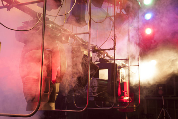 Свет театра на сцене. Световые эффекты на сцене, созданные с помощью театрального освещения и дымовой машины
 - Фото, изображение