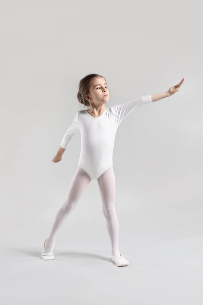 Симпатична маленька балерина на світлому фоні
 - Фото, зображення