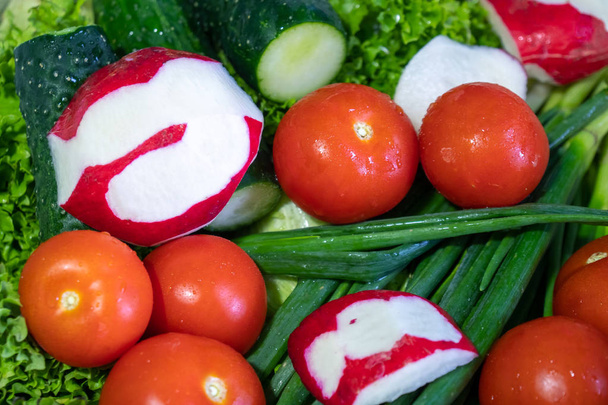 Gurken, Tomaten, Rettich, Petersilie, Zwiebeln und anderes Gemüse waschen - Foto, Bild