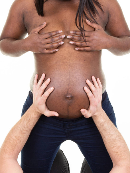 新しい親混合カップル楽しんで妊娠アメリカ アフリカから黒と白の赤ちゃん手 - 写真・画像