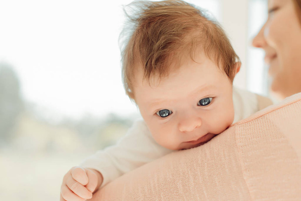 Giovane madre con neonato in braccio
 - Foto, immagini
