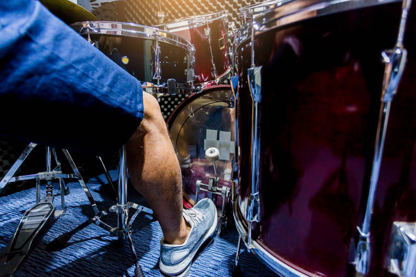 homem colocar sapatos esportivos brancos e tocar bateria e tambor
 - Foto, Imagem
