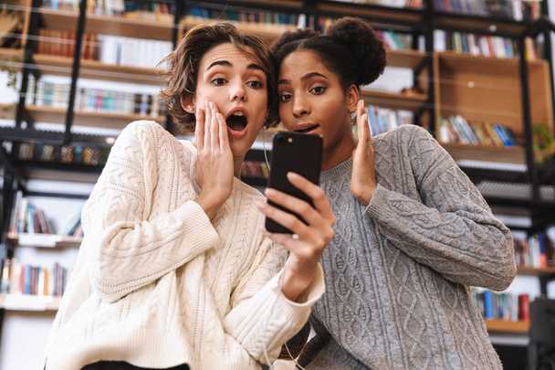 Dos jóvenes estudiantes alegres estudiando
 - Foto, imagen