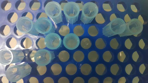 Vista ravvicinata delle punte blu micro litro in scatola micropunta con fori vuoti
. - Foto, immagini