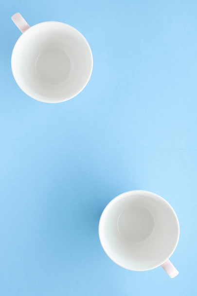 Порожня чашка і блюдце на синьому фоні, плоска
 - Фото, зображення