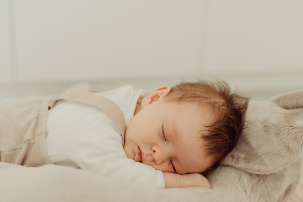 寝ている生まれたばかりの赤ちゃんの肖像画 - 写真・画像