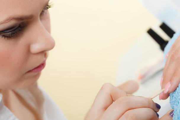 Beautician preparing nails before manicure, pushing back cuticles - Foto, immagini