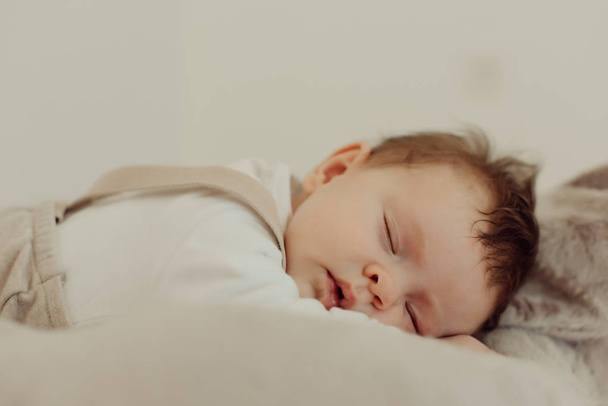πορτρέτο του ένα νεογέννητο μωρό στον ύπνο - Φωτογραφία, εικόνα