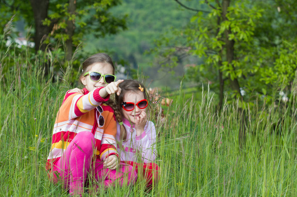 Twee kleine meisjes hebben een leuke outdoor - Foto, afbeelding
