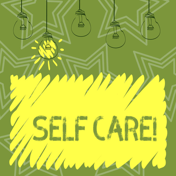 Käsiala teksti kirjallisesti Self Care. Käsite tarkoittaa käytännössä ryhtyä toimiin säilyttää tai parantaa omaa terveyttään Joukko läpinäkyviä sipulit roikkuu hehkulangan ja yksi on valaistu kuvake
. - Valokuva, kuva