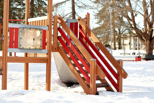 Personne vide en bois coloré jeux pour enfants avec un toboggan pour les activités pour enfants jouer en hiver sur la neige - Photo, image