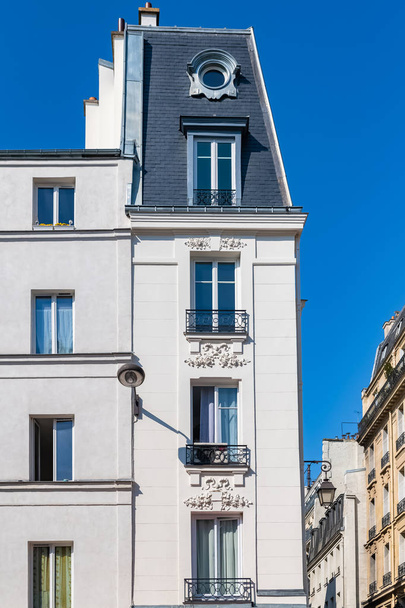 Paris, belos edifícios no Marais, típicas fachadas parisienses e janelas rue Rambuteau
 - Foto, Imagem