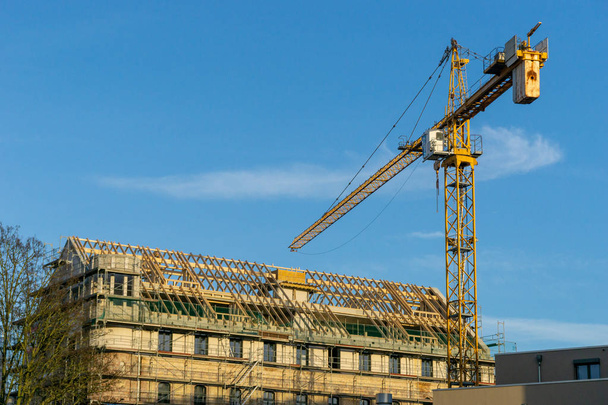 Bina iş - mavi gökyüzü inşaat alanında bir bina ile bir vinç - çatı çerçeve- - Fotoğraf, Görsel