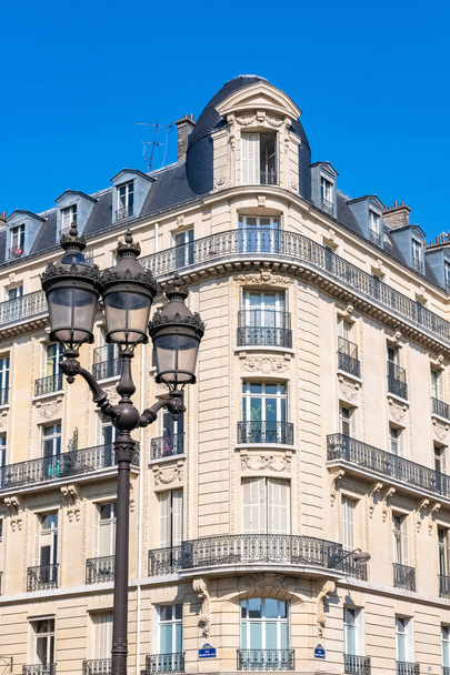 Paris, belo edifício no Marais, típica fachada parisiense e janelas, com um poste de luz, rue Saint-Martin
 - Foto, Imagem