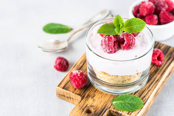 No baked cheesecake with raspberry in glass jar. - Photo, Image