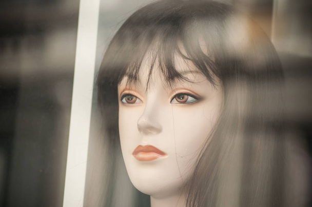 closeup of black wig on mannequin in fashion store showroom - Foto, afbeelding