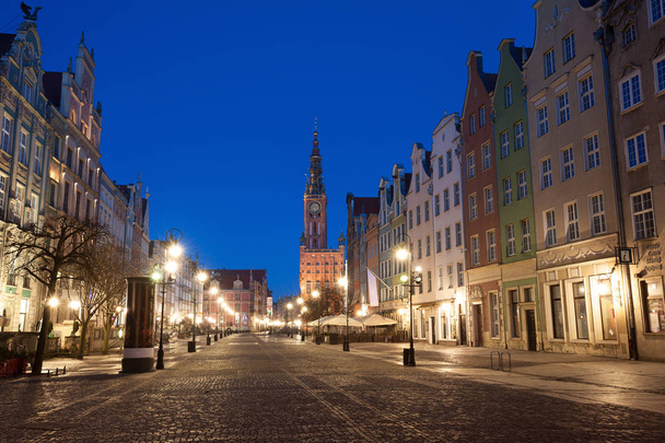Long Lane por la noche, Gdansk, Polonia
 - Foto, Imagen