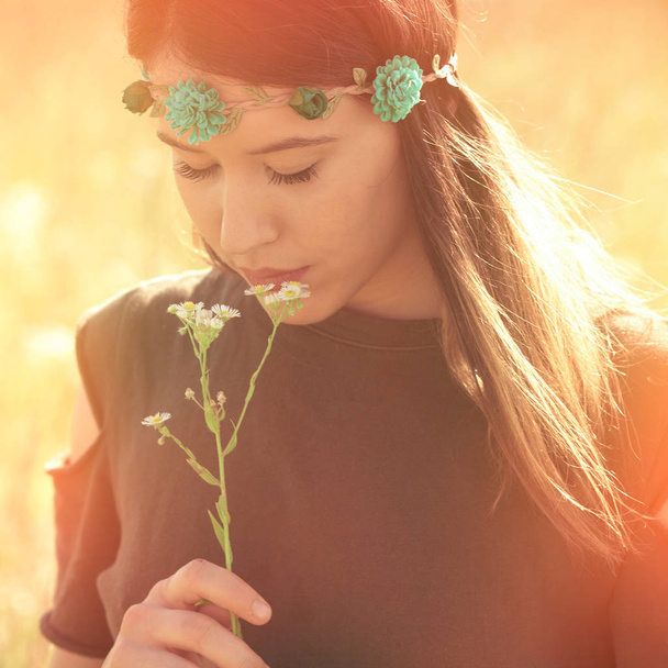 bela jovem boho mulher no verão prado segurar flor luz solar
 - Foto, Imagem