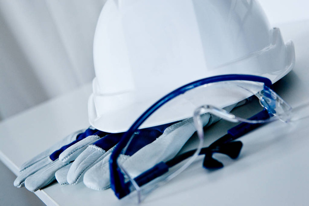 Белый защитный шлем с очками
 - Фото, изображение