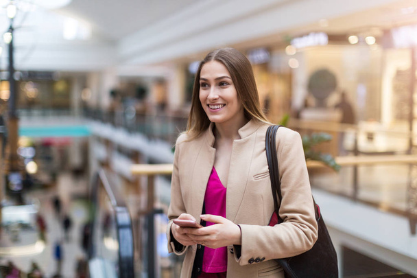 Portrait of young woman in shopping mall - Foto, Bild