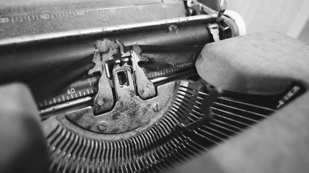 Vecchia macchina da scrivere in buone condizioni senza carta nel mangime
  - Foto, immagini