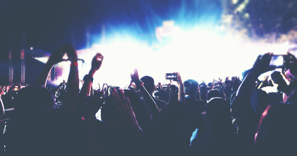 розмитість силуетів концертного натовпу на тильній стороні фестивалю
  - Фото, зображення