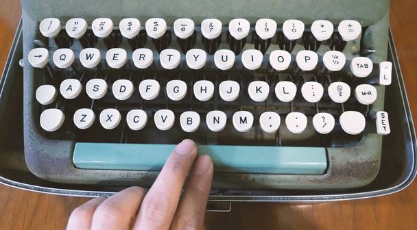 Máquina de escribir vieja en buenas condiciones sin papel en la alimentación
  - Foto, imagen
