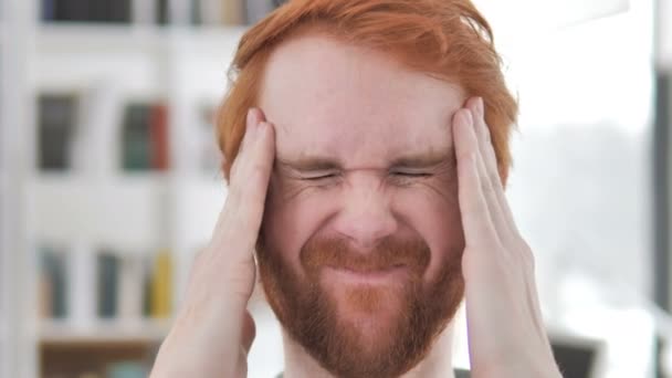 Απογοητευμένος περιστασιακή κοκκινομάλλα άνθρωπος με πονοκέφαλο - Πλάνα, βίντεο
