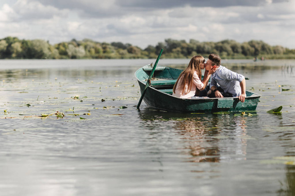 Je me détends. Beau jeune couple profitant d'un rendez-vous romantique tout en ramant un bateau. Couple aimant se reposant sur un lac tout en montant un bateau vert. romance
. - Photo, image
