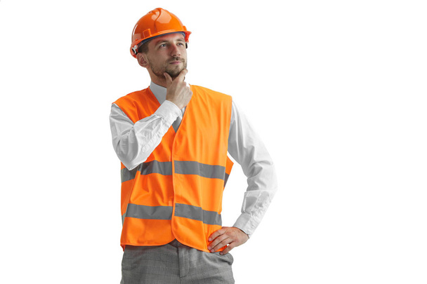 El constructor en casco naranja aislado en blanco
 - Foto, imagen