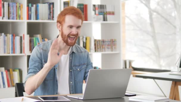 カジュアルな赤毛の男がノート パソコンにオンライン ビデオ チャット - 映像、動画