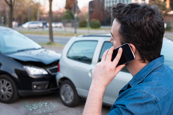 Man calling roadside emergency after car accident - Foto, Imagem