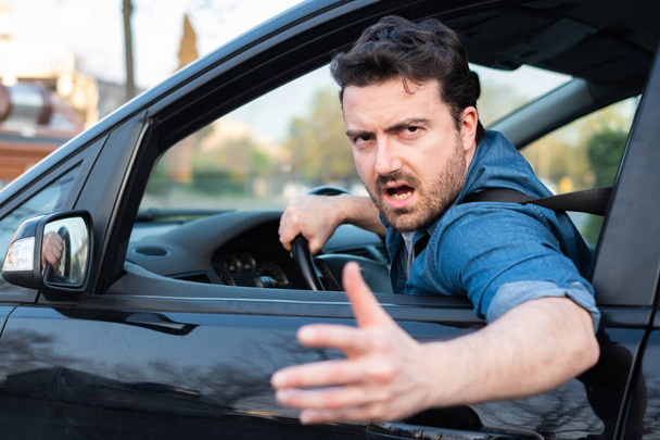 Motorista frustrado retrato enquanto dirigia seu carro
 - Foto, Imagem