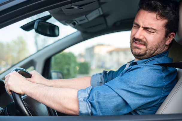 Mężczyzna jazdy i złego samopoczucia po wypadku samochodowym - Zdjęcie, obraz